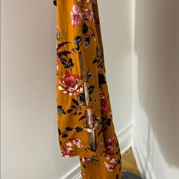 LAST TWO! Plus Size Floral Tie Sleeve Keyhole Top - Picture 4 of 11